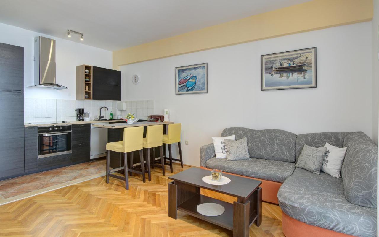Apartment Riva セニ エクステリア 写真